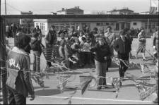 Zabawy dziecięce na boisku szkolnym w Lublinie