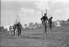 Chodzenie na szczudłach na boisku szkolnym w Lublinie
