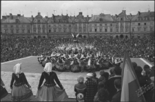 Występ zespołu ludowego na placu Zebrań Ludowych w Lublinie