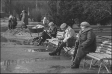 Ludzie odpoczywający na ławkach na placu Litewskim w Lublinie