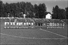 Drużyny piłkarskie na stadionie