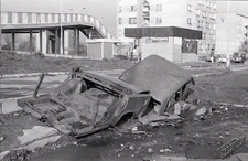 Dzielnica Tatary w Lublinie - wrak auta przy ulicy Hutniczej z perspektywą kładki dla pieszych i warzywniaka