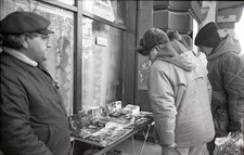 Stoisko z książkami w witrynie pod Grand Hotelem na Krakowskim Przedmieściu w Lublinie