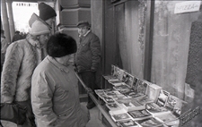 Stoisko z książkami w witrynie pod Grand Hotelem z widokiem na wejście Lublinianki na Krakowskim Przedmieściu w Lublinie