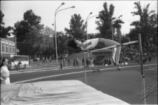 Uczestnik zawodów w skoku wzwyż na stadionie lekkoatletycznym przy Al. Zagmuntowskich w Lublinie