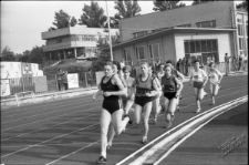 Uczestniczki biegu na stadionie lekkoatletyczny