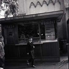 Kiosk Ruchu na Krakowskim Przedmieściu przy wejściu do Ogrodu Saskiego w Lublinie