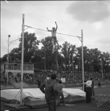Uczestnik zawod&oacute;w w skoku wzwyż na stadionie lekkoatletycznym przy Al. Zygmuntowskich w Lublinie