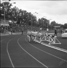 Uczestniczki biegu na stadionie lekkoatletyczny przy Al. Zygmuntowskich w Lublinie