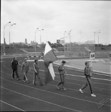 Sportowcy na stadionie lekkoatletycznym przy Al. Zygmuntowskich w Lublinie