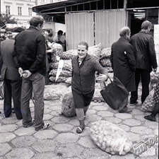 Jarmark na placu Zebrań Ludowych w Lublinie - stoisko z workami ziemniaków