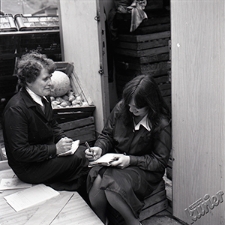 Jarmark na placu Zebrań Ludowych w Lublinie - kobiety prowadzące buchalterię na zapleczu stoiska