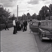 Aleja Świerczewskiego w Lublinie - taks&oacute;wka i mężczyźni z niedźwiedziem