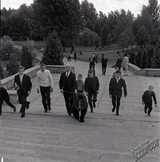 Park Ludowy w Lublinie - mężczyźni z niedźwiedziem w wejściu do parku przy alei Świerczewskiego