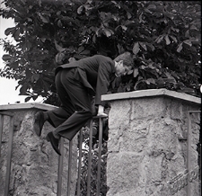 Aleja Świerczewskiego w Lublinie - przechodzenie przez ogrodzenie na boisko treningowe