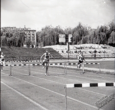 Aleja Świerczewskiego w Lublinie z widokiem na ulicę Podgrodzie - zawody sportowe na boisku treningowym