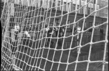 Dzieci grające w piłkę nożną na boisku szkolnym