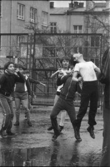 Dzieci grające w piłkę nożną na boisku szkolnym