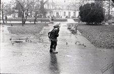 Plac Litewski w Lublinie - dziecko z tornistrem z Pocztą Gł&oacute;wną w tle