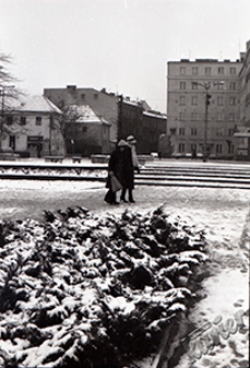 Plac Litewski w Lublinie zimą - widok na ulicę Kościuszki i pomnik Czechowicza