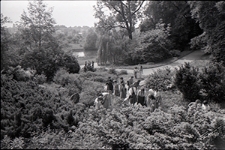 Ogród Botaniczny w Lublinie - widok na wycieczkę oraz staw i Sławinek