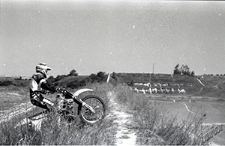 G&oacute;rki Czechowskie w Lublinie - jazda motocrossem po poligonie z widokiem na strzelnicę i okolice