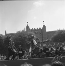 Święto 1 Maja - występ zespołu ludowego na placu Zebrań Ludowych w Lublinie