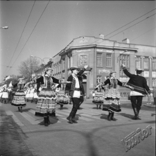 Taniec ludowy na placu Litewskim podczas pochodu 1-Majowego