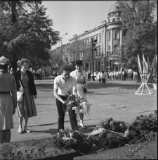 Złożenie kwiat&oacute;w przed pomnikiem Nieznanego Żołnierza na placu Litewskim w Lublinie