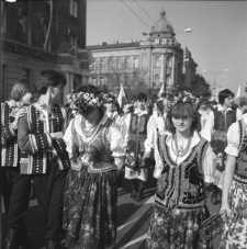 Młodzież w strojach ludowych podczas pochodu 1-Majowego w Lublinie