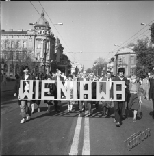 Mieszkańcy Wieniawy podczas pochodu 1-Majowego w Lublinie