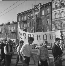 Młodzież podczas pochodu 1-Majowego w Lublinie