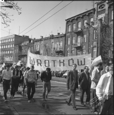 Młodzież z transparentem Wrotk&oacute;w podczas pochodu 1-Majowego w Lublinie