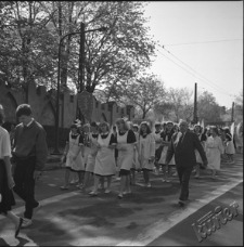 Uczniowie liceum medycznego w Lublinie podczas pochodu 1-Majowego