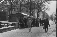 Kolejka do kiosku na ulicy Krakowskie Przedmieście w Lublinie