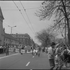 Mieszkańcy Węglina podczas pochodu 1-Majowego w Lublinie