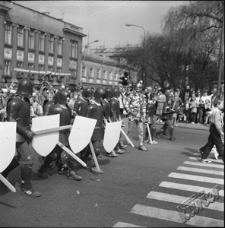 Młodzież w strojacg rycerskich podczas pochodu 1-Majowego w Lublinie
