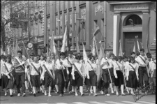 Młodzież podczas pochodu 1-Majowego w Lublinie