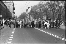 Urzędnicy podczas pochodu 1-Majowego na Krakowskim Przedmieściu w Lublinie
