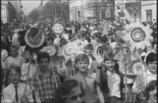 Młodzież podczas pochodu 1-Majowego w Lublinie