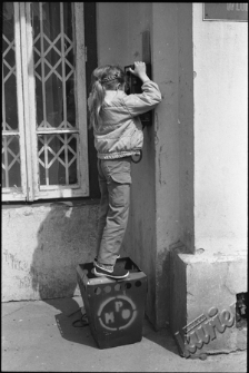 Dziewczynka przy automacie telefonicznym w Lublinie