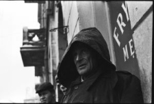 Przechodzień przy ulicy 3 Maja