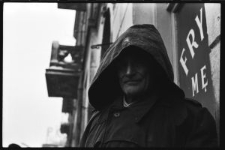 Przechodzień przy ulicy 3 Maja