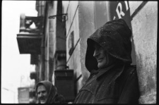 Przechodzień przy ulicy 3 Maja