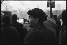 Przechodzień przy ulicy 3 Maja