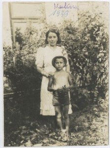 Kazimierz Kosicki z mamą w ogródku