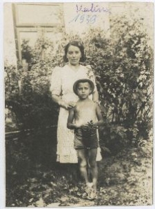 Kazimierz Kosicki z mamą w ogr&oacute;dku