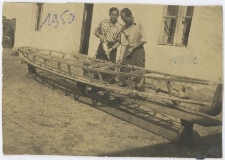 Kazimierz Kosicki z kolegą podczas budowania łodzi