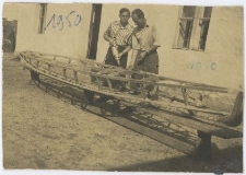 Kazimierz Kosicki z kolegą podczas budowania łodzi