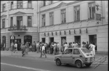 Kolejka do biura podróży Orbis na Krakowskim Przedmieściu w Lublinie